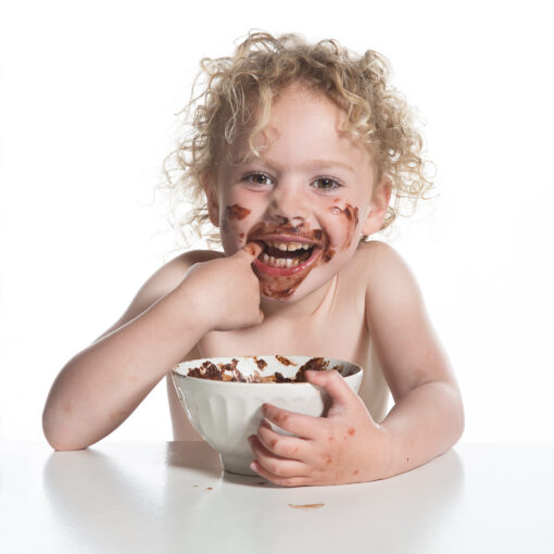 Kind met chocolade op de foto